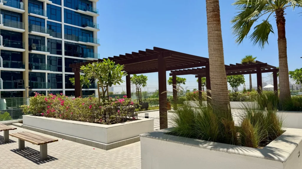 Зона отдыха с перголой и скамейками на территории Azizi Riviera 13 в районе Meydan Дубая
