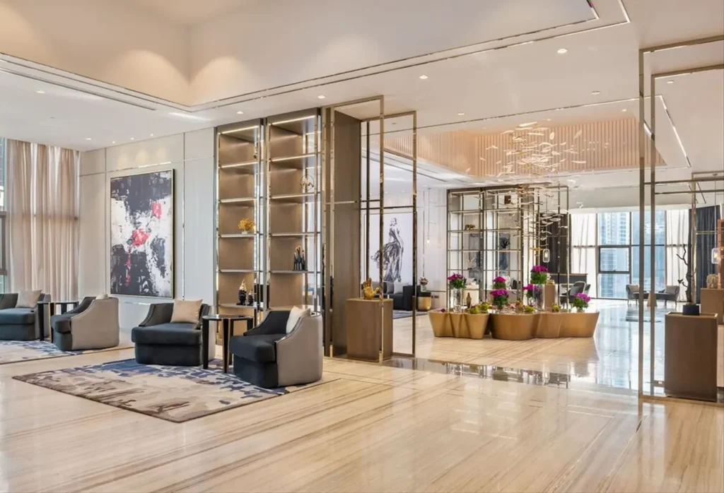 Лобби с креслами и декоративными элементами Paramount Tower Hotel & Residences в Business Bay Дубай