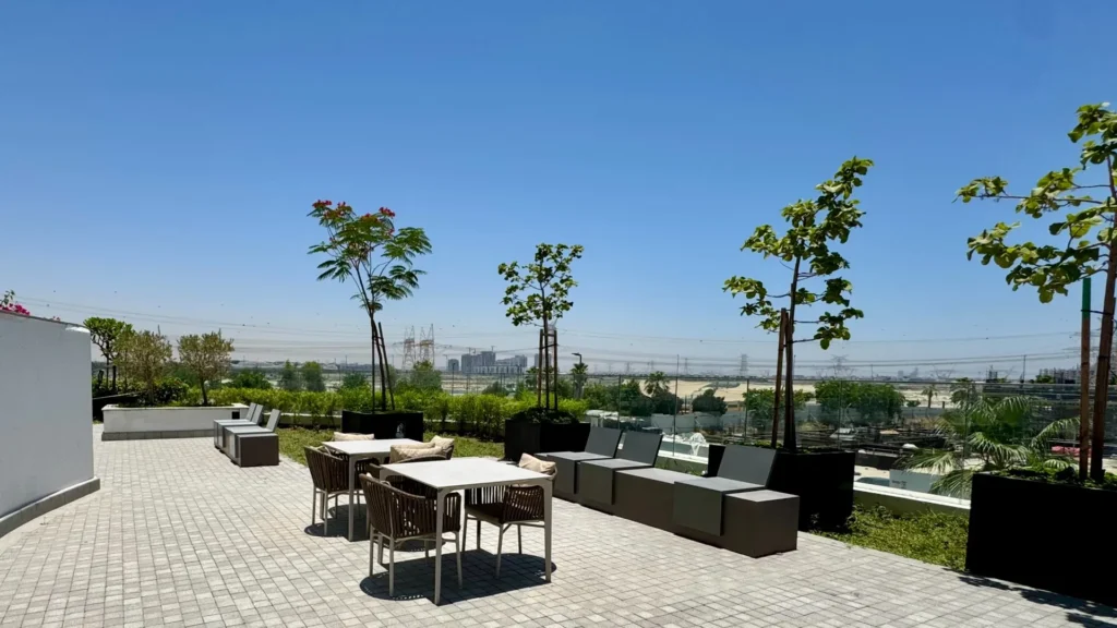 Открытая терраса с мебелью и растениями в Azizi Riviera 13 район Meydan Дубай