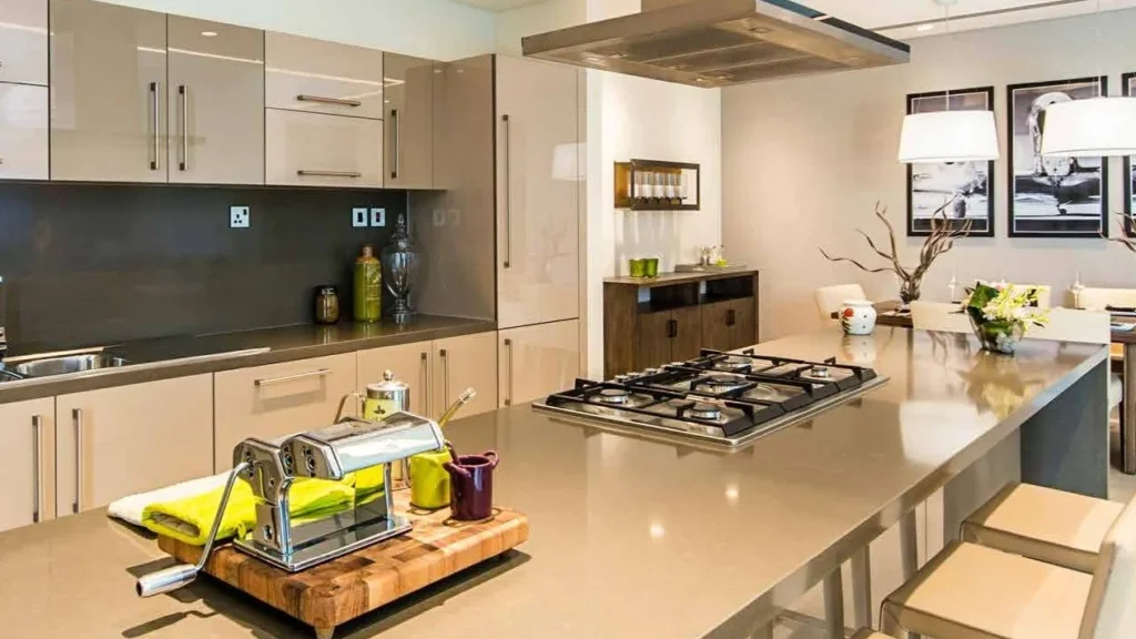 Кухонная столешница с плитой и шкафами в апартаментах Sobha Creek Vistas Heights Tower B Sobha Hartland