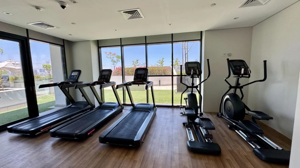 Тренажёры беговые и эллиптические в спортзале Azizi Riviera 13 в районе Meydan Дубай