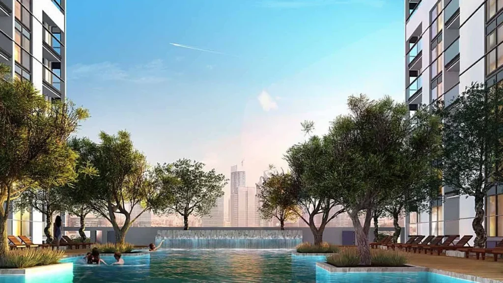 Бассейн с деревьями и шезлонгами в Sobha Creek Vistas Heights Tower B Sobha Hartland Дубай