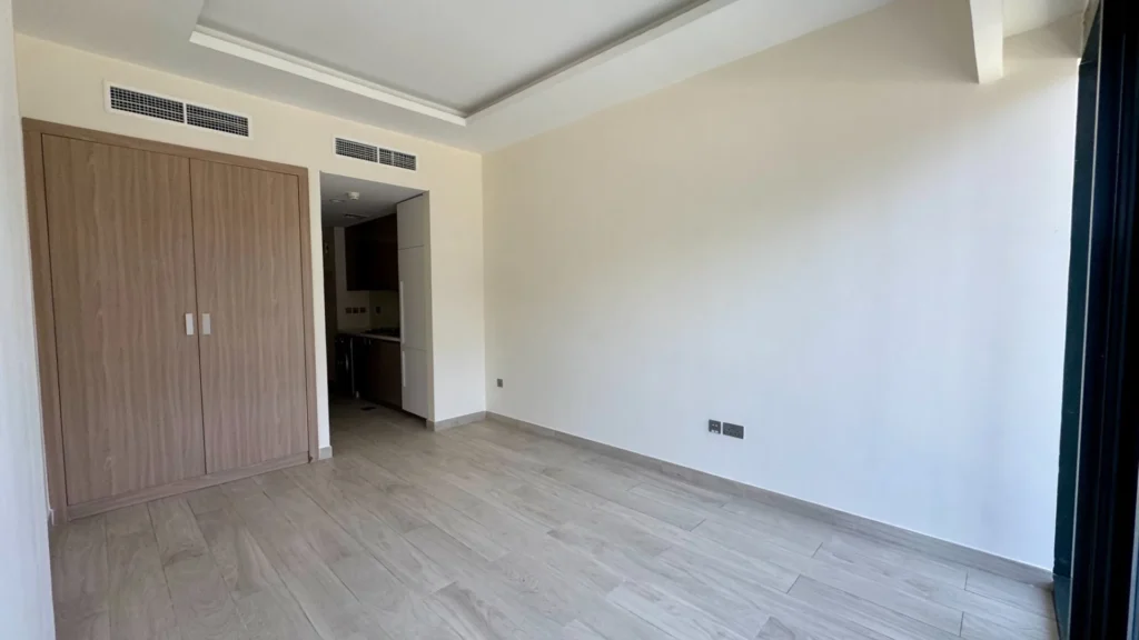 Пустая студия с встроенным шкафом и входом на кухню Azizi Riviera 13 район Meydan Дубай