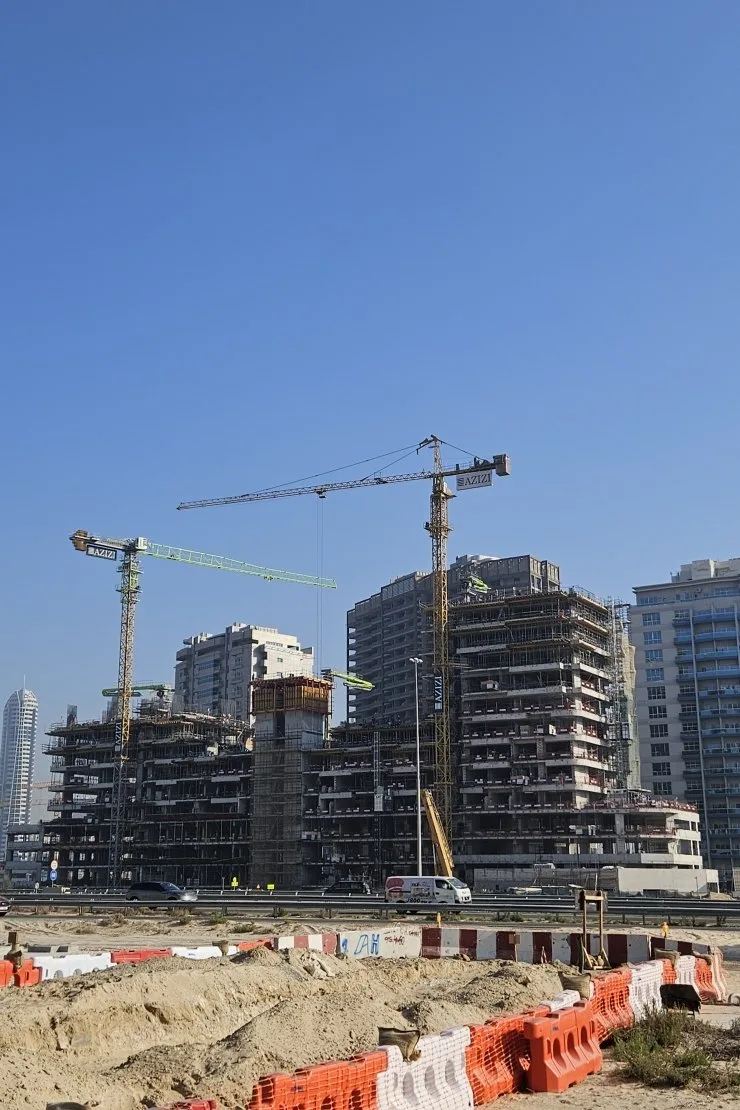 Как продать апартаменты в Дубае в Azizi Grand – анализ 2026