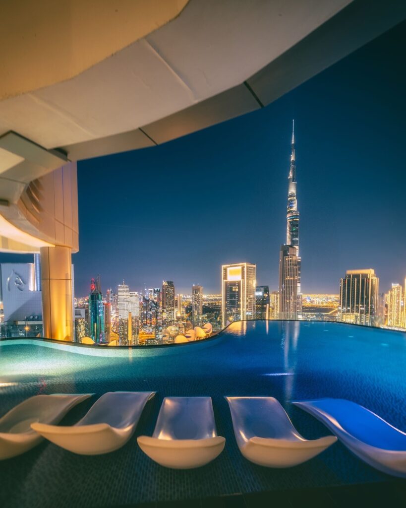 Бассейн на крыше с видом на Бурдж Халифа Paramount Tower Hotel & Residences Business Bay Дубай