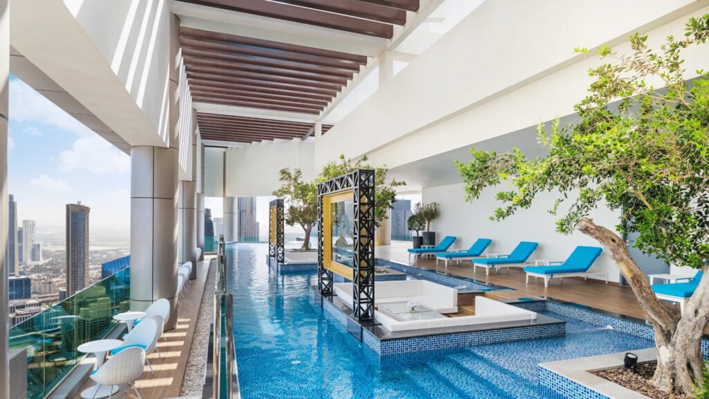 Бассейн на крыше с шезлонгами Paramount Tower Hotel & Residences в Business Bay Дубай