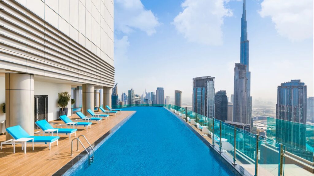 Бассейн на крыше с видом на Бурдж-Халифа в Paramount Tower Hotel & Residences Business Bay Dubai