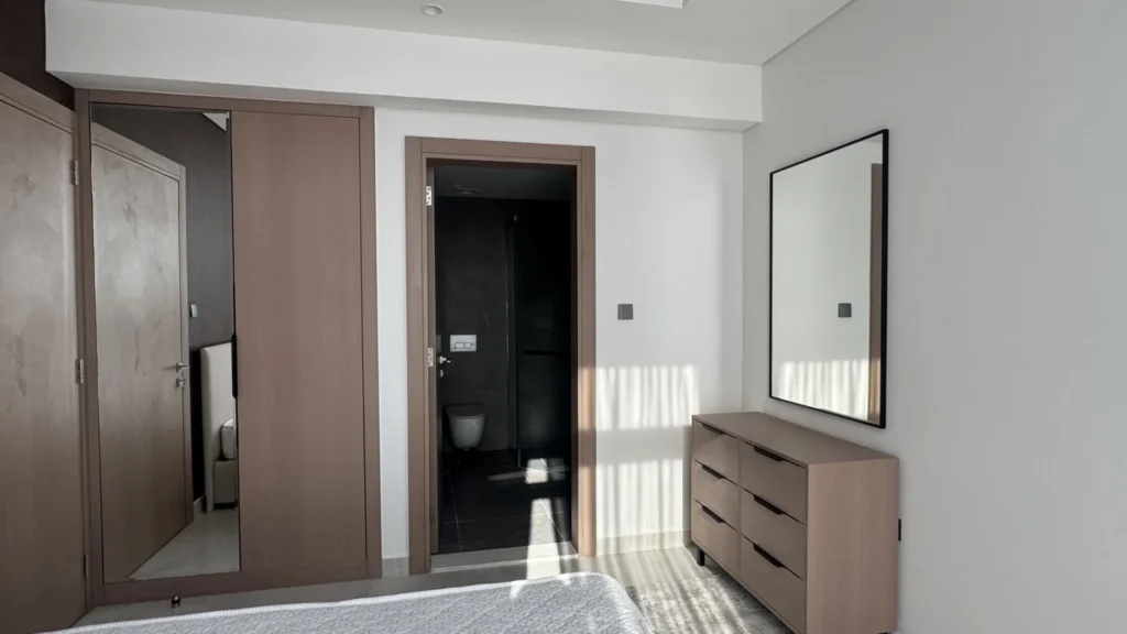 Спальня с комодом и шкафом в апартаментах Cloud Towers Jumeirah Village Triangle Dubai