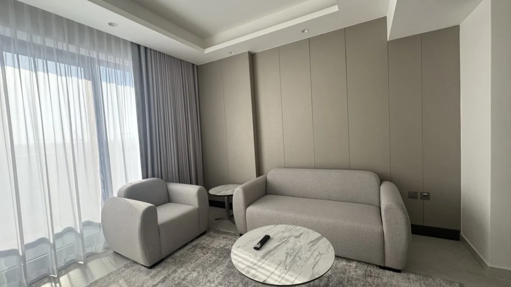 Гостиная с диваном и креслом в апартаментах Cloud Towers Jumeirah Village Triangle Dubai, вид 1 из 2