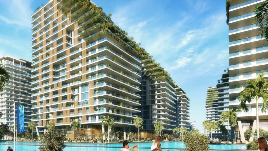 Фасады жилых зданий с бассейном в комплексе Azizi Venice 7 в районе Dubai South