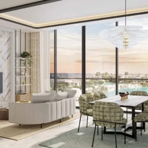 Гостиная с обеденной зоной и панорамными окнами в Azizi Venice 7 Dubai South