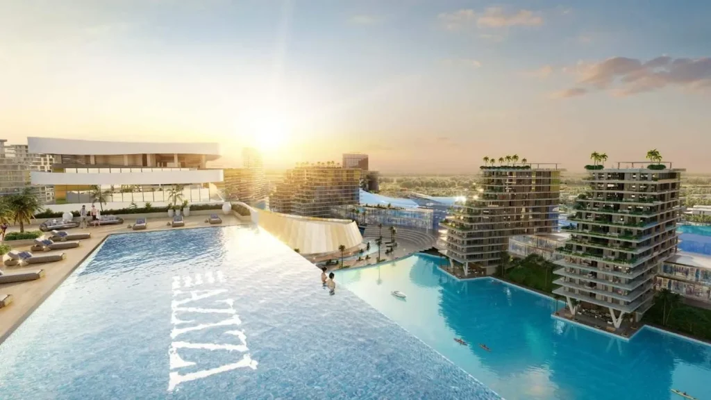 Бассейн на крыше с видом на жилые здания Azizi Venice 7 в районе Dubai South Дубая